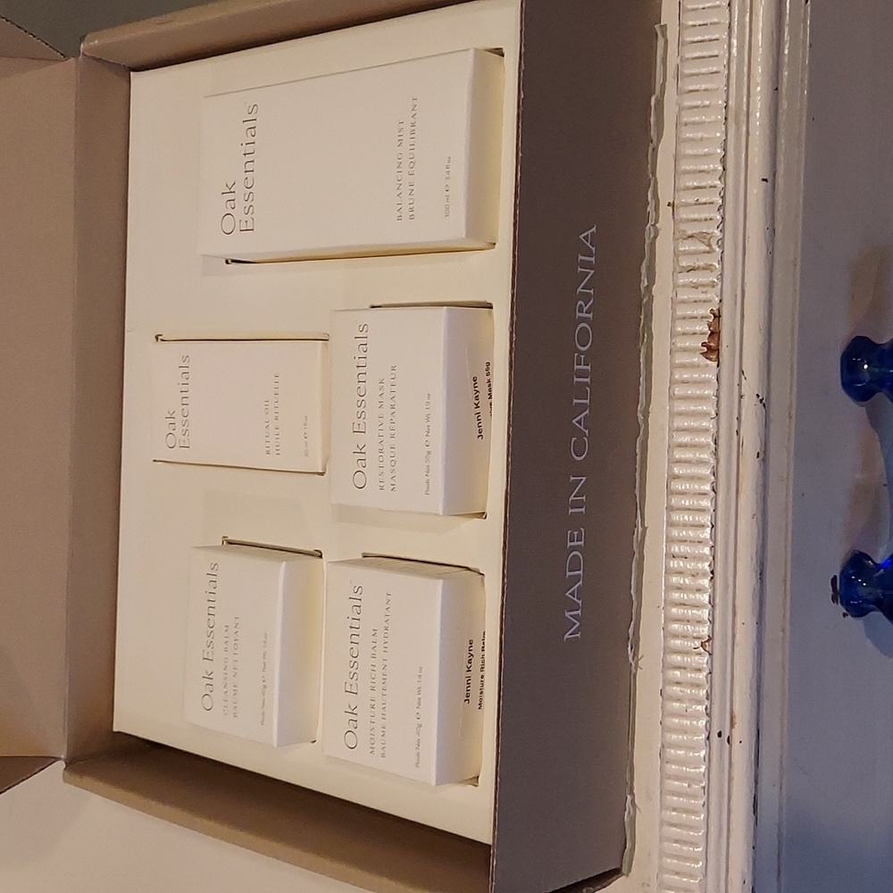 OAK ESSENTIALS SKINCARE ASSORTMENT BEAUTY KIT INCLUDES 5 PRODUCTS